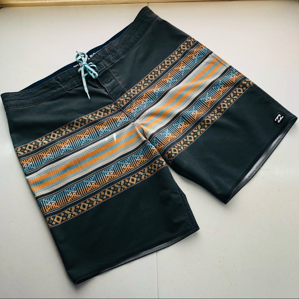 BILLABONG PLATINUM SUNDAYS BOARD SHORTS SIZE 36